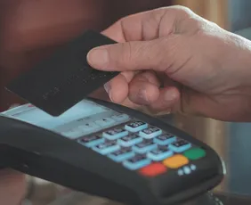 Imagem ilustrativa da imagem Dívidas no cartão disparam e governo quer reduzir os juros