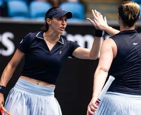 Imagem ilustrativa da imagem Dupla de Stefani vence 2º jogo e vai às quartas do WTA 1000 de Doha