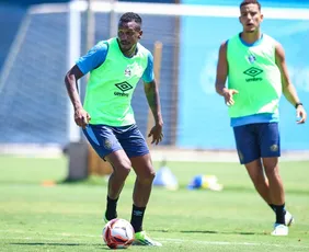 Imagem ilustrativa da imagem Edenilson chega ao Rio para assinar com o Botafogo