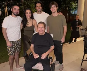 Imagem ilustrativa da imagem Em cadeira de rodas, Faustão faz rara aparição em foto com família