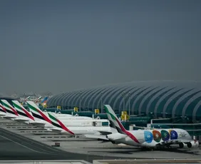 Imagem ilustrativa da imagem Emirates e Qatar Airways suspendem voos após fechamento de espaço aéreo em Dubai