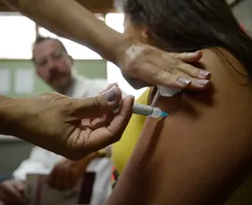 Imagem ilustrativa da imagem Empresas deverão orientar trabalhadores sobre vacina e exames de câncer; entenda