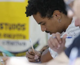 Imagem ilustrativa da imagem Entre cafés e cadernos, histórias ganham voz em Areias