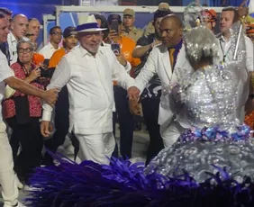 Imagem ilustrativa da imagem Escola que homenageou Lula no carnaval do Rio é rebaixada; veja como foi o desfile