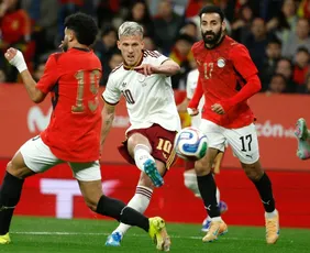 Imagem ilustrativa da imagem Espanha poupa titulares e apenas empata com o Egito; Holanda e Inglaterra frustram