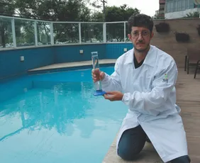 Imagem ilustrativa da imagem Especialistas explicam os riscos de produtos para limpeza de piscinas