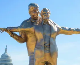 Imagem ilustrativa da imagem Estátua de Trump e Epstein em pose de 'Titanic' é instalada perto da Casa Branca
