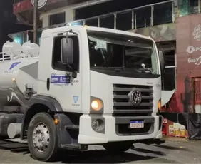 Imagem ilustrativa da imagem Estudante morre após ser atropelada por caminhão de limpeza durante Carnaval na BA