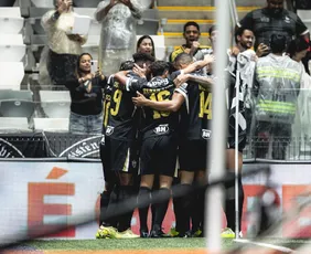 Imagem ilustrativa da imagem Everson brilha, Atlético-MG afunda Internacional e desencanta no Brasileirão