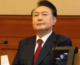 Imagem ilustrativa da imagem Ex-presidente da Coreia do Sul é condenado à prisão perpétua por impor lei marcial