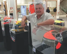 Imagem ilustrativa da imagem Exposição “As Cores da Velocidade” exibe capacetes de pilotos históricos