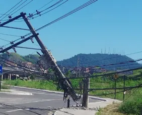 Imagem ilustrativa da imagem Faixa da Rod. Darly Santos, em Vila Velha, é interditada após caminhão puxar fiação