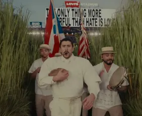 Imagem ilustrativa da imagem Fantasia de arbusto usada no show de Bad Bunny é vendida por R$ 26 mil