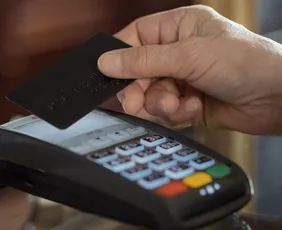 Imagem ilustrativa da imagem Feirões para pagar dívida com até 99% de desconto e limpar nome no ES