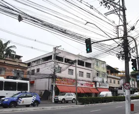 Imagem ilustrativa da imagem Fios sem utilidade vão ser retirados de postes