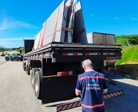Imagem ilustrativa da imagem Fiscalização flagra irregularidades no transporte de mercadorias no Sul do Estado