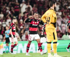 Imagem ilustrativa da imagem Flamengo confirma favoritismo, passa fácil pelo Remo e volta ao G-4 do Brasileirão