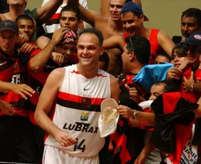 Imagem ilustrativa da imagem Flamengo eterniza camisa 14 do basquete em tributo a Oscar Schmidt