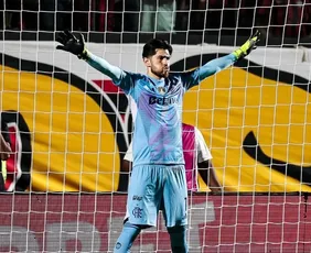 Imagem ilustrativa da imagem Flamengo vence Vitória com pênalti defendido por Rossi e gols fatais