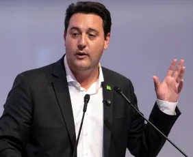 Imagem ilustrativa da imagem Flávio Bolsonaro oferece a vaga de vice em chapa a Ratinho Jr