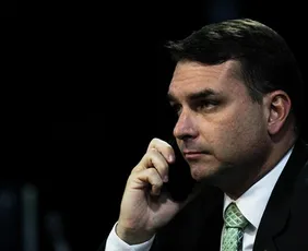 Imagem ilustrativa da imagem Flávio Bolsonaro protocola PEC pelo fim da reeleição à Presidência