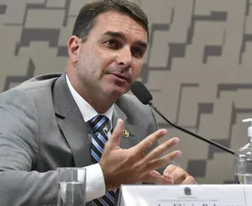 Imagem ilustrativa da imagem Flávio Bolsonaro quer discussão por reforma trabalhista e mudanças na Previdência
