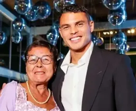 Imagem ilustrativa da imagem Fluminense lamenta morte da mãe de Thiago Silva e presta solidariedade ao zagueiro