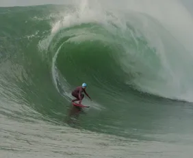 Imagem ilustrativa da imagem Força feminina nas ondas gigantes de Guarapari