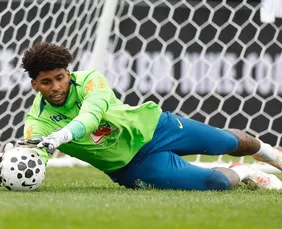 Imagem ilustrativa da imagem Goleiro Hugo Souza é convocado para a seleção após lesão de Alisson