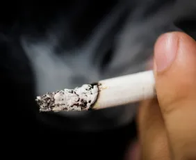 Imagem ilustrativa da imagem Governo vai aumentar imposto do cigarro para ajudar empresas aéreas. Entenda