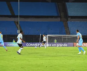 Imagem ilustrativa da imagem Grêmio perde para 'primo' do City em jogo com VAR ativo na Sul-Americana