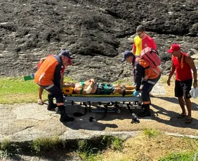 Imagem ilustrativa da imagem Guarda-corpo cede e idoso cai de mirante na Praia dos Namorados, em Guarapari