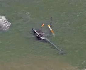 Imagem ilustrativa da imagem Helicóptero cai no mar da Praia da Barra da Tijuca, no Rio de Janeiro