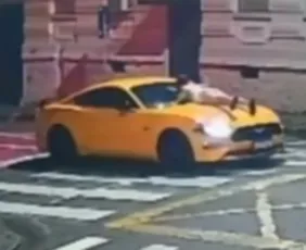 Imagem ilustrativa da imagem Homem é flagrado dirigindo Mustang com mulher em cima do capô em PR