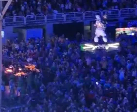 Imagem ilustrativa da imagem Homem ‘voa’ em drone durante desfile da Portela no Rio; veja vídeo