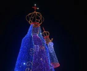 Imagem ilustrativa da imagem Imagem iluminada de Nossa Senhora da Penha é acesa em Vila Velha; veja fotos