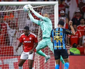 Imagem ilustrativa da imagem Inter e Grêmio empatam sem gols em duelo com sete amarelos e um vermelho