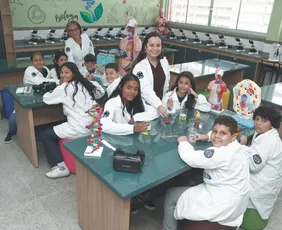 Imagem ilustrativa da imagem “Investigadores da Ciência”: projeto leva alunos a explorar laboratório na Serra