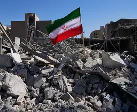 Imagem ilustrativa da imagem Israel e EUA atacam prédio onde se elege líder supremo do Irã e edifício é evacuado