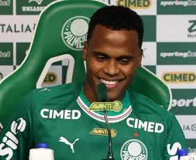 Imagem ilustrativa da imagem Jhon Arias é apresentado e chega animado ao Palmeiras