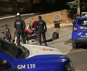 Imagem ilustrativa da imagem Jovem e adolescente são apreendidos após serem flagrados empinando moto em Vitória