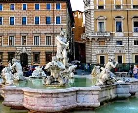 Imagem ilustrativa da imagem Jovem é multada em R$ 30 mil por desafio de "tocar" em estátua