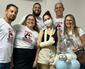 Imagem ilustrativa da imagem Jovem esfaqueada mais de 30 vezes após recusar pedido de namoro recebe alta