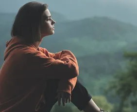 Imagem ilustrativa da imagem Jovens têm se sentido mais sozinhos do que os idosos