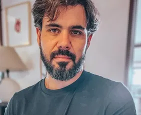 Imagem ilustrativa da imagem Juliano Cazarré cria 'encontro de homens' e é criticado por famosos