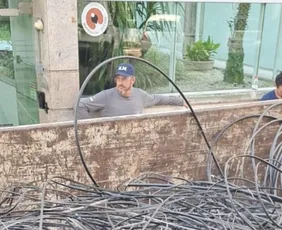 Imagem ilustrativa da imagem Mais de 800 kg de cabos são retirados de postes na Praia do Canto