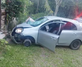 Imagem ilustrativa da imagem Médico atropela seis pessoas, joga carro contra casa do irmão e tenta matá-lo