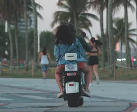Imagem ilustrativa da imagem Menina de 4 anos fica ferida após ser atropelada por bike elétrica em Vila Velha