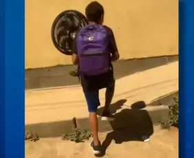 Imagem ilustrativa da imagem Menino leva ventilador para escola por causa do calor e viraliza