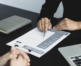 Imagem ilustrativa da imagem Mil vagas para estudantes no ES ganharem até R$ 2 mil